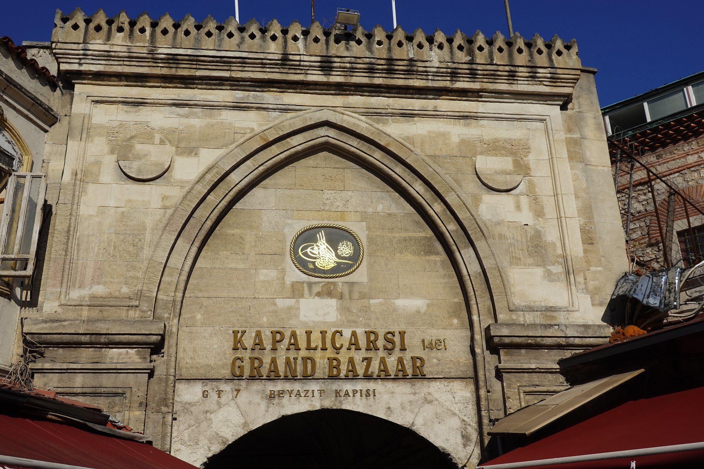 Kapalıçarşı’nın taş Beyazıt Kapısı ve üzerindeki yazı